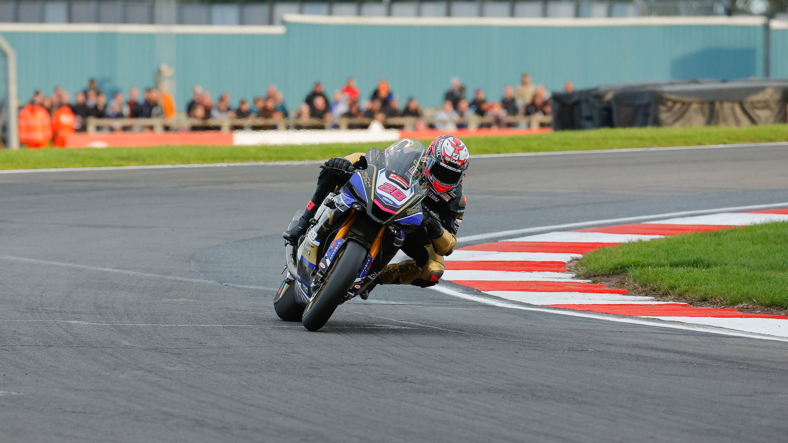 British Superbikes Donington Park: Kemenangan Ray menghentikan Sykes treble